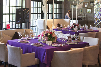 Оформление стола большими цветами на свадьбе