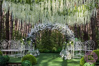 Свадебная арка из белых цветов