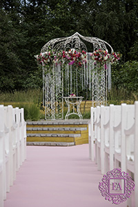 Белая кованая арка свадебная