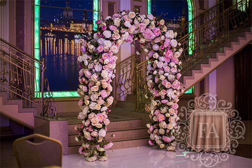 Свадебная арка вся из роз