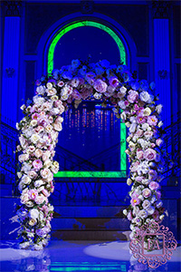 Свадебная арка полностью в розах