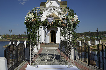Оформление свадебной арки рядом с часовней