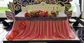 Оформление стола молодоженов цветами на Ювелирной свадьбе