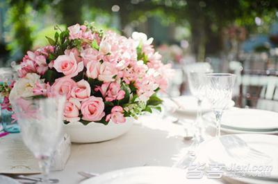 Розовые цветы на праздничном столе