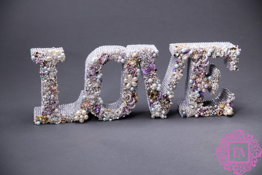 LOVE из брошей